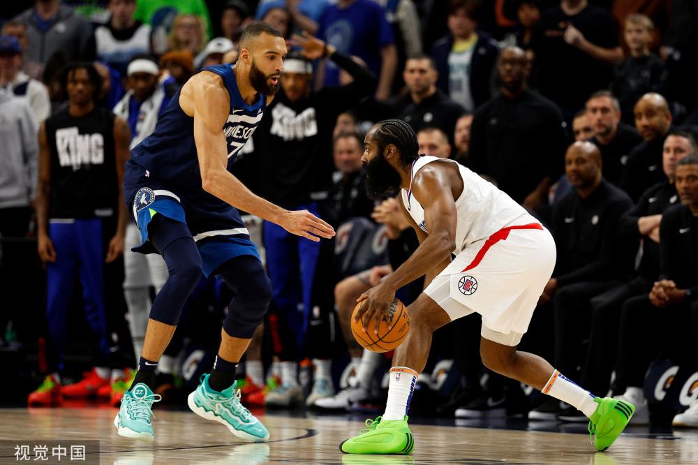 在防守端更 在防守端更